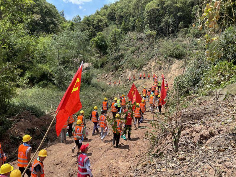 中铁五局抢险队伍徒步上山