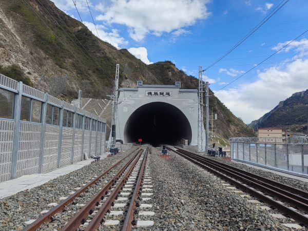 中铁二局承建川青铁路德胜隧道
