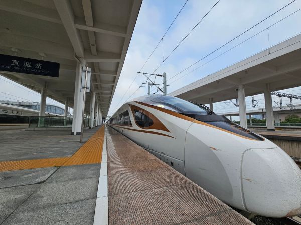 宣绩高铁试运行列车停靠在宣城站