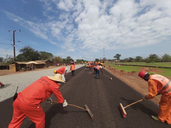 2.莫桑比克N13公路项目员工正在高温下清扫路面