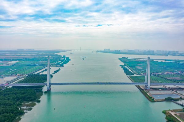 中铁大桥局承建的南中高速洪奇门特大桥-远处为深中通道
