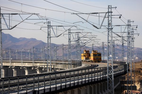 2024年11月19日，中铁电气化局建设者在赤峰市境内集通铁路蒙根塔拉至经棚段进行接触网冷滑试验。 (6)_副本