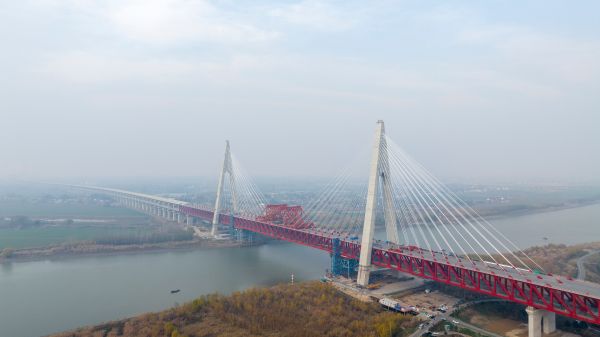 巢（湖）马（鞍山）铁路马鞍山长江公铁大桥副汊航道桥合龙。刘玉才摄