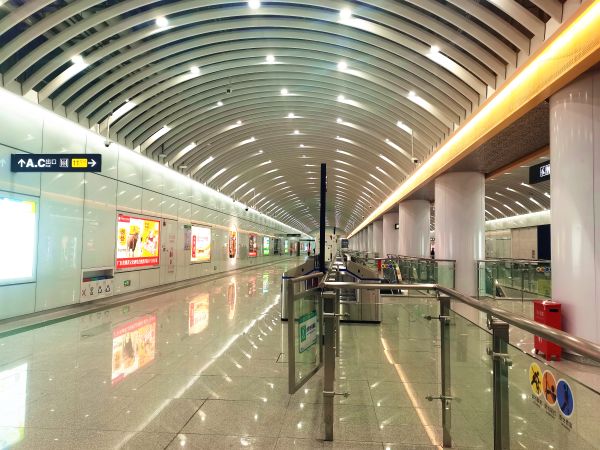 中铁三局广东公司承建的华景路站厅