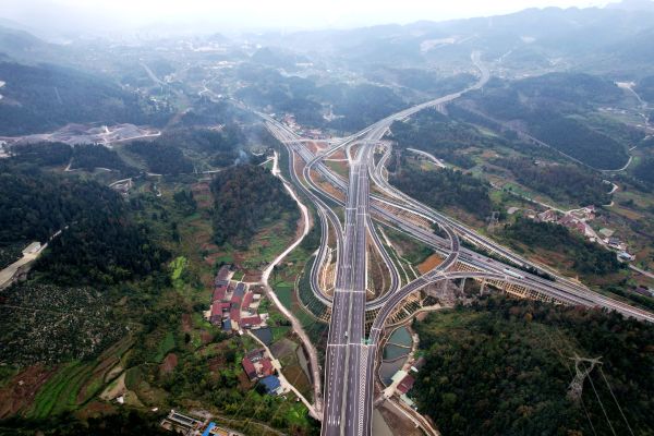 中铁四局六公司承建的重庆渝湘复线高速公路巴南至武隆段建成通车，图为水江互通枢纽。（向宦 摄）