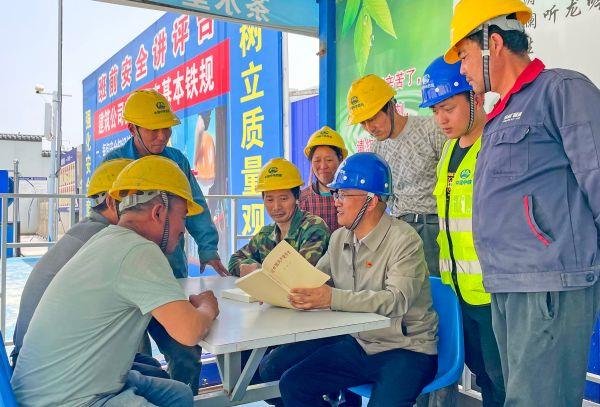 中铁四局建筑公司党史学习进工地