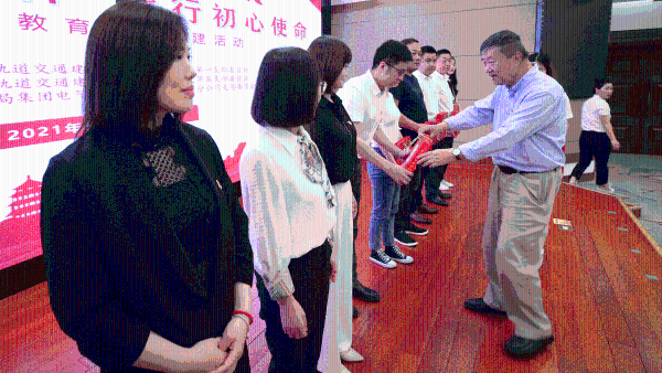 中铁四局电气化公司百名党团员共学党史故事李建生老师颁发政治生日礼物