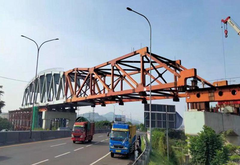 印尼雅万高铁唯一上跨公路84米钢桁梁桥完成第二次拖拉