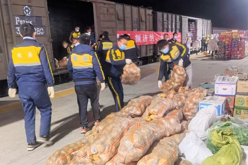 电务公司维管分公司员工在额济纳火车站抢卸防疫物资
