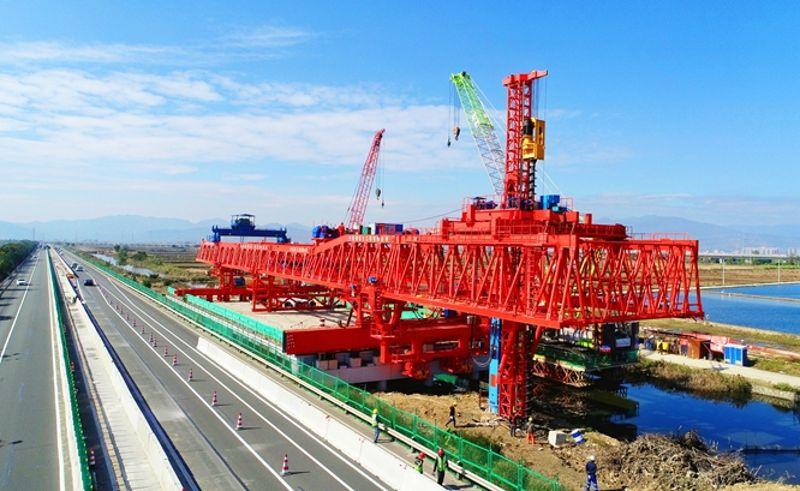 图为世界首台桩梁一体智能造桥机“共工号”