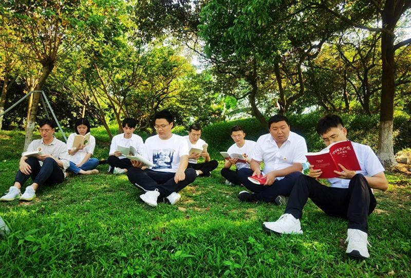 中铁珠三角投资公司庆“五一”迎“五四”踏青阅读活动