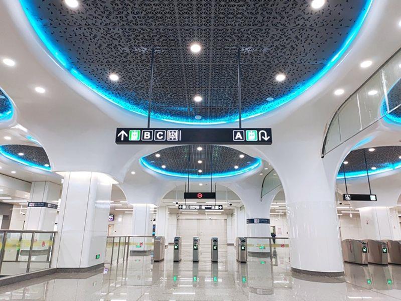 图为杭州地铁3号线西溪湿地南站进站大厅