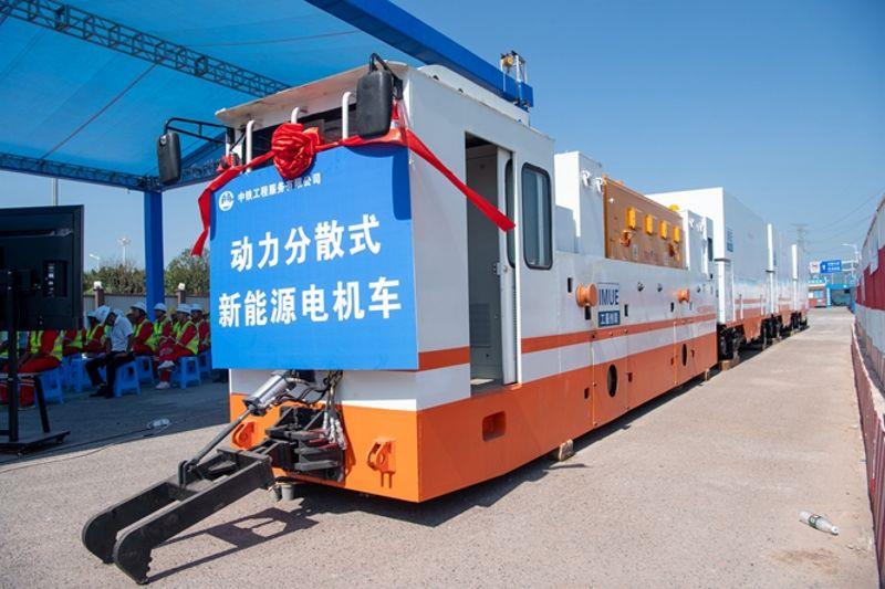 图为动力分散式新能源电机车