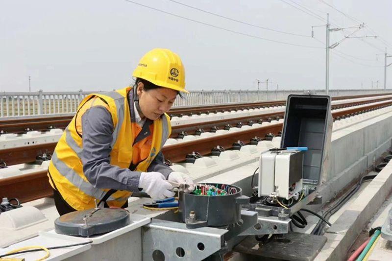 王艳鸽冒着高温在铁路沿线为信号电缆箱盒配线
