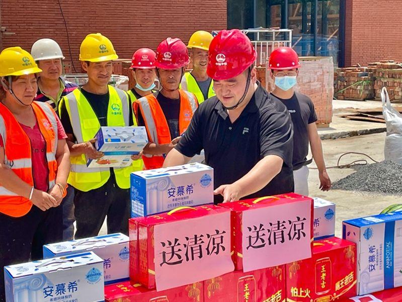 市政公司党委副书记、工会主席为一线员工“送清凉”