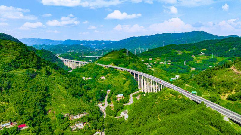 宜彝高速天堂坝大桥，穿行在莽莽青山之间——中铁城投罗潇摄