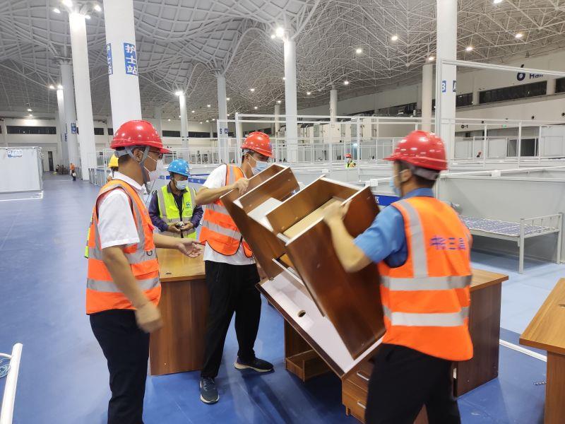 2.中铁三局援建队伍进行家具转运