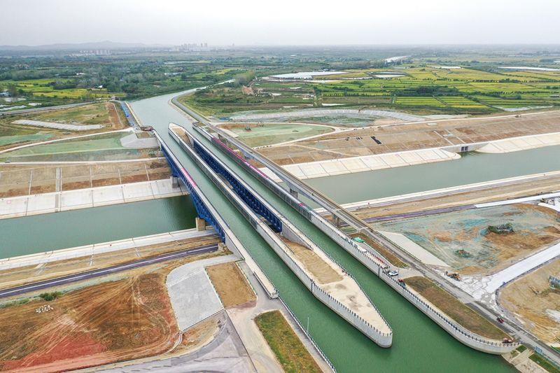引江济淮淠河总干渠钢渡槽通航1