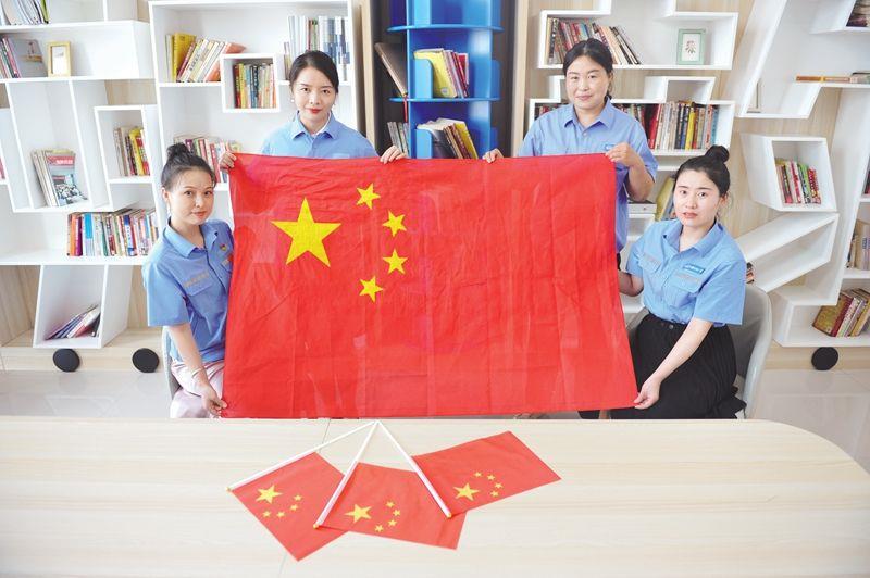 手绣红旗送祝福