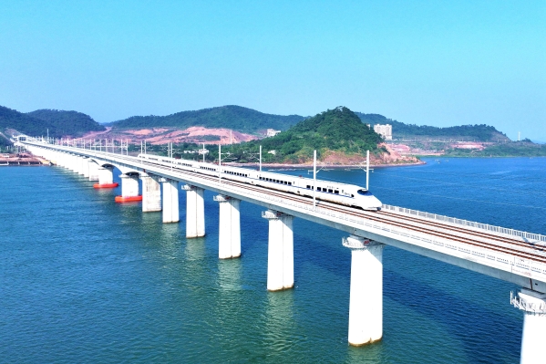 列车驶过防东铁路西湾跨海双线特大桥1_副本_副本 列车驶过防东铁路西湾跨海双线特大桥1_副本_副本