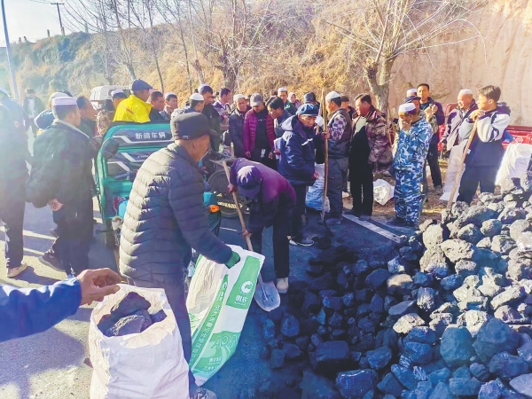 为村民们发放煤炭_副本