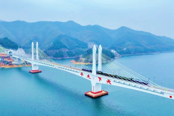 列车行驶在池黄高铁太平湖特大桥上_副本 列车行驶在池黄高铁太平湖特大桥上_副本
