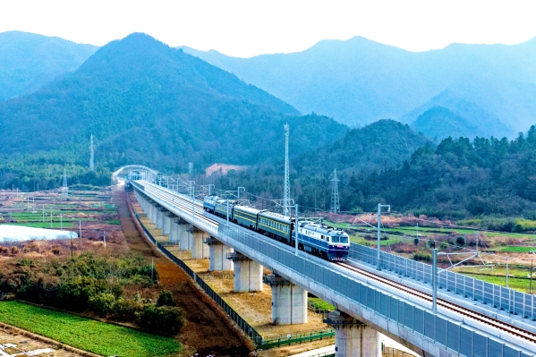 列车驶出池黄高铁云观山隧道_副本 列车驶出池黄高铁云观山隧道_副本