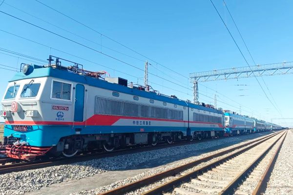 中铁三局首台电力机车在黄万铁路上线运营
