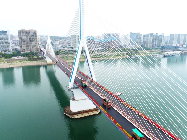 道路换新颜，夷陵长江大桥斜拉索更换工程建设迈入新阶段 。王永鹏 摄 (2)