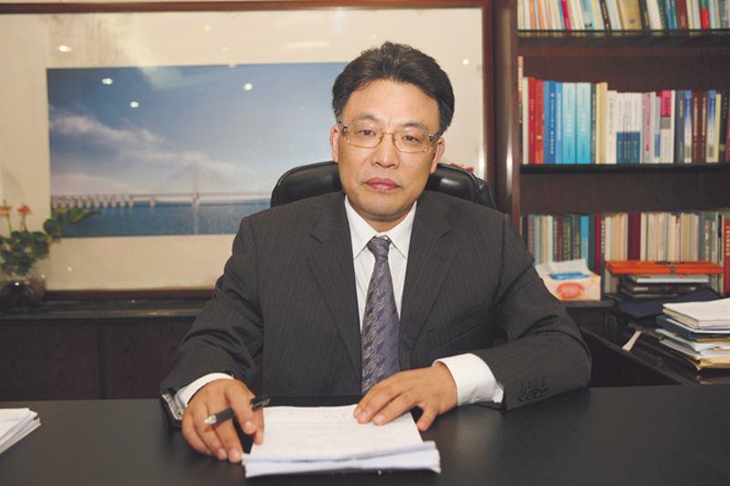 秦顺全办公室工作照(1)