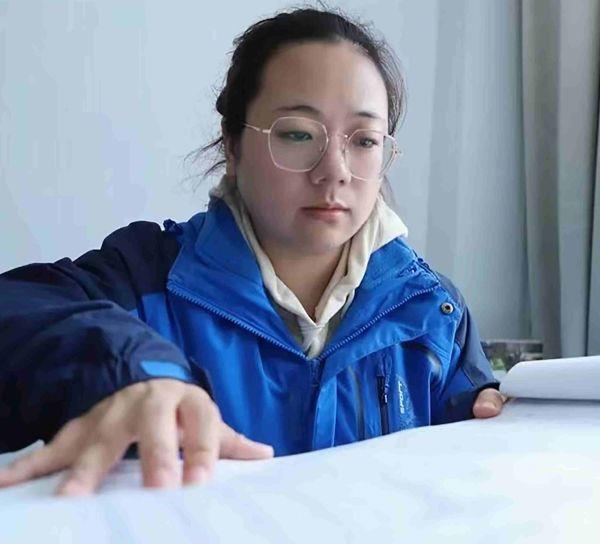 9.杨丽工作照（横版）_副本
