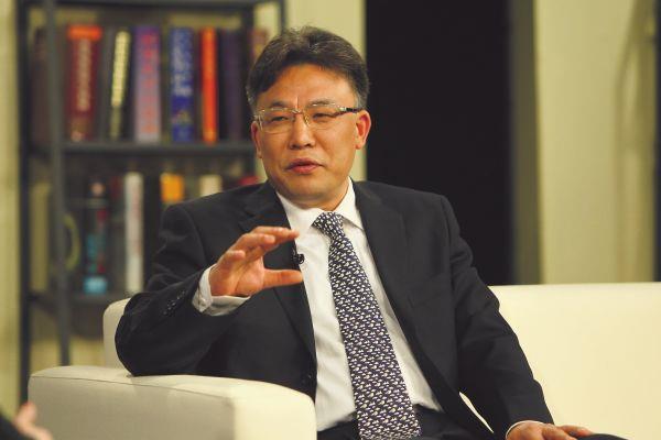 秦顺全院士在接受采访  人民铁道报记者李范轩  摄