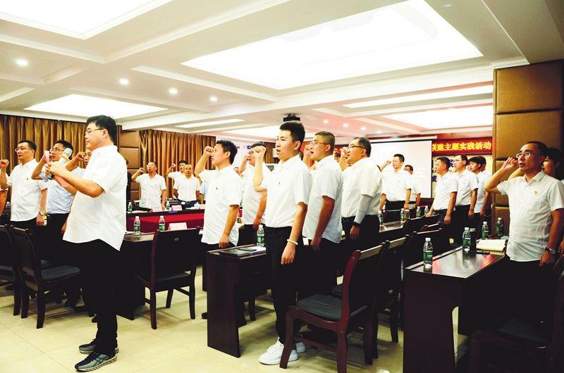 中铁武汉电气化局党建搭台 业务唱戏 联学联建确保党建与施工生产融合走深走实 （稿件）——入党宣誓