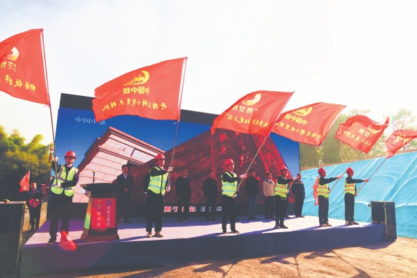 中铁上海局柳梧铁路项目举行“‘融’先锋力量 促项目建设”主题党日活动暨柳梧铁路4标首跨T梁架设启动活动（黄宁莉、吴支江） (2)_副本