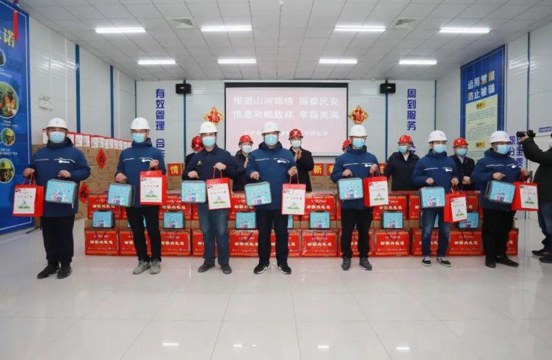 中华全国总工会、中华全国铁路总工会、中国中铁向丰台站建设者发放了防疫大礼包、文化大礼包和新春大礼包