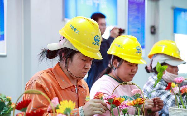 4月26日,中铁建工滨州市全民健康文化中心项目部举办插花活动,为一线建筑女工代表送上一份敬意。傅春晓2_副本 4月26日,中铁建工滨州市全民健康文化中心项目部举办插花活动,为一线建筑女工代表送上一份敬意。傅春晓2_副本