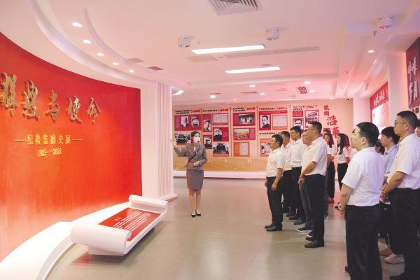 4中铁十局城轨公司纪委、团委在广州开发区反腐倡廉教育基地——育廉馆联合开展了纪念五四运动104周年主题团日活动，共计40余人参加。铭航 程挚