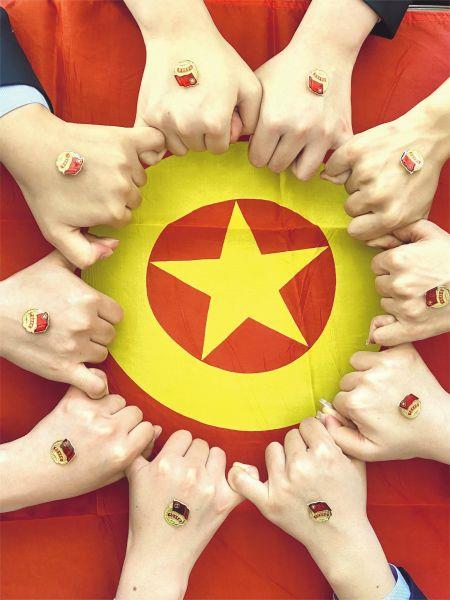 4中铁三局运输工程分公司各单位围绕“弘扬五四精神 续写青春华章”主题积极开展迎“五四”系列活动。平升娜