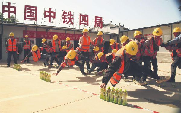 4中铁四局市政公司宿松三水厂项目部在工地开展了“团结争先”系列工地文体活动，图为“隔河取水”活动（胡效民摄）