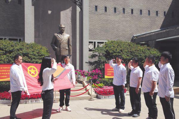 4月30日，中铁电气化局运管公司上海维管处南京维管段团委组织团员青年赴中共代表团梅园新村纪念馆和中国共产党人的家风档案展进行参观学习。杜希昊