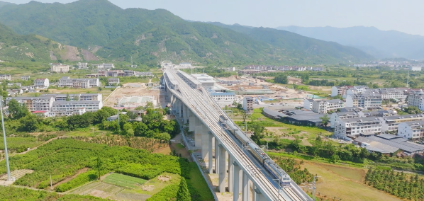 检测列车驶入仙居站