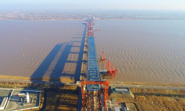 图为钢梁顶推施工现场。拍摄时间：2025年1月9日，戴翀 摄