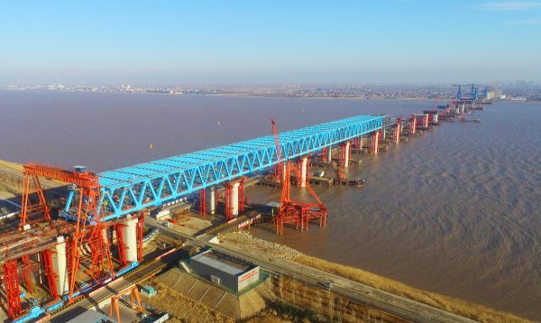 图为钢梁顶推施工现场。拍摄时间：2025年1月9日，戴翀 摄。
